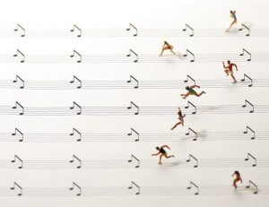 art miniature : des personnages font une course de haies sur une partition de musique